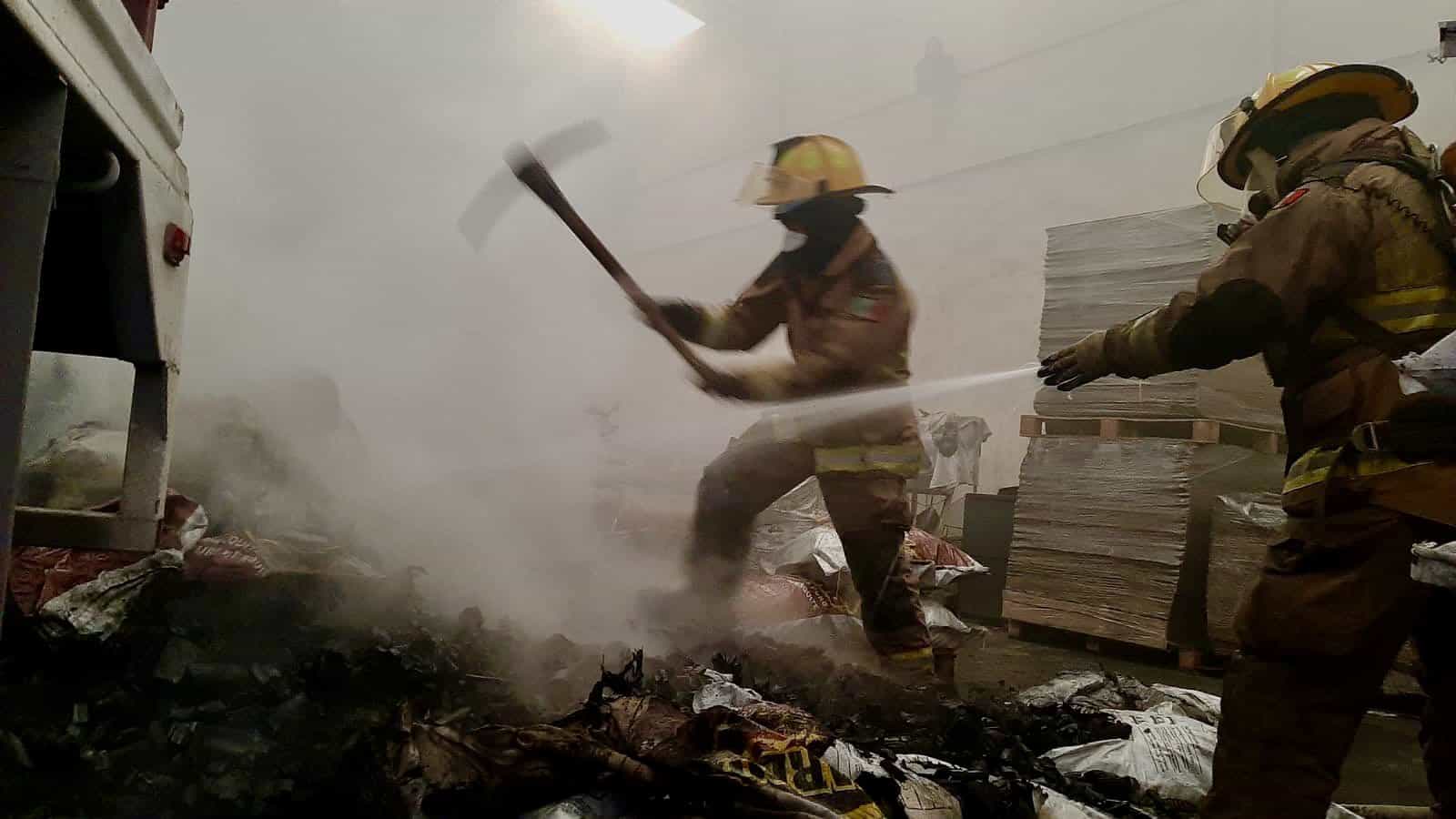Se registró el incendio de una empresa envasadora carbón