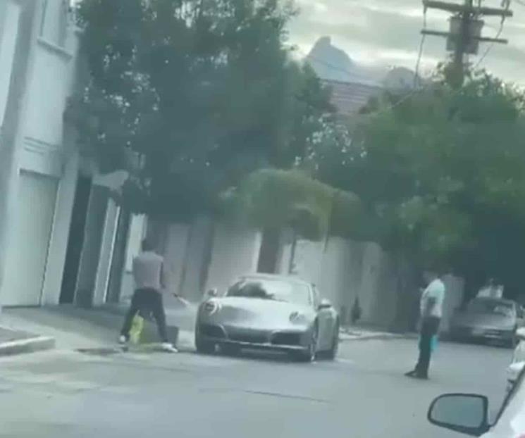 Exhibe Samuel a vecino que lava con manguera su auto