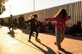Los niños que viven esperando cruzar la frontera