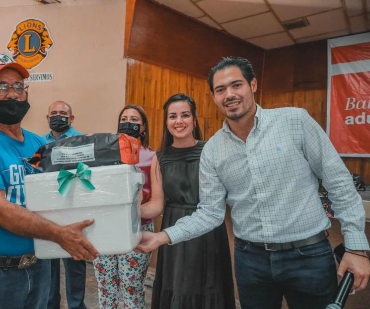 Festejan con descuentos a papás de Santiago