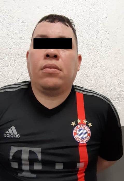 Arrestan al conductor de un auto que tenía una orden de aprehensión pendiente por secuestro