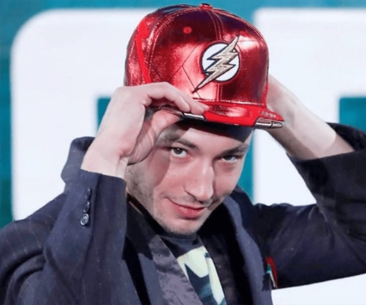 Está Ezra Miller prófugo de la justicia