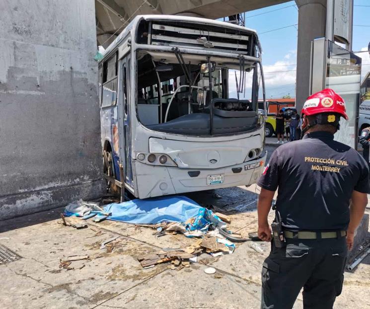 Atropella y mata camión a hombre en la banqueta