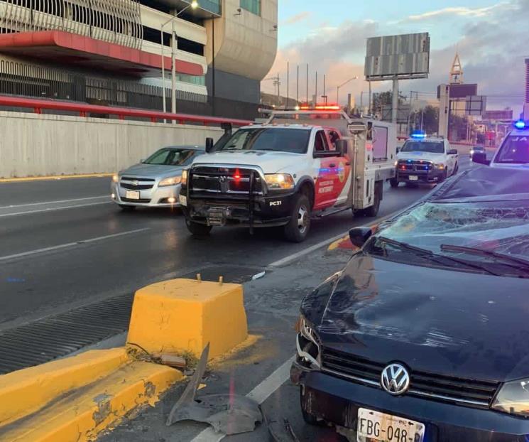 Vuelca auto en Morones Prieto