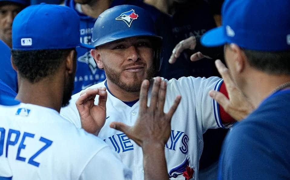 Brilla mexicano Alex Kirk en victoria de Blue Jays