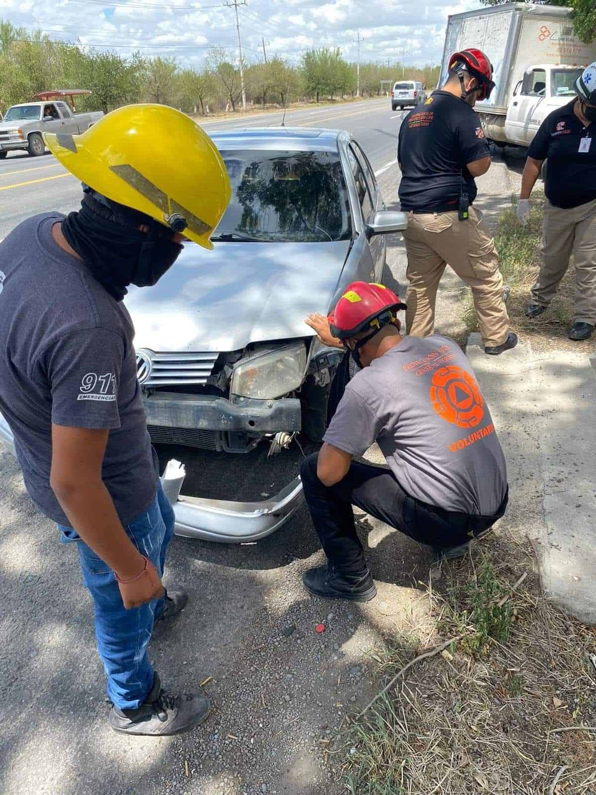 Dos personas con lesiones leves fue el saldo que dejó un choque entre un camión de tres y media toneladas y un automóvil sedan