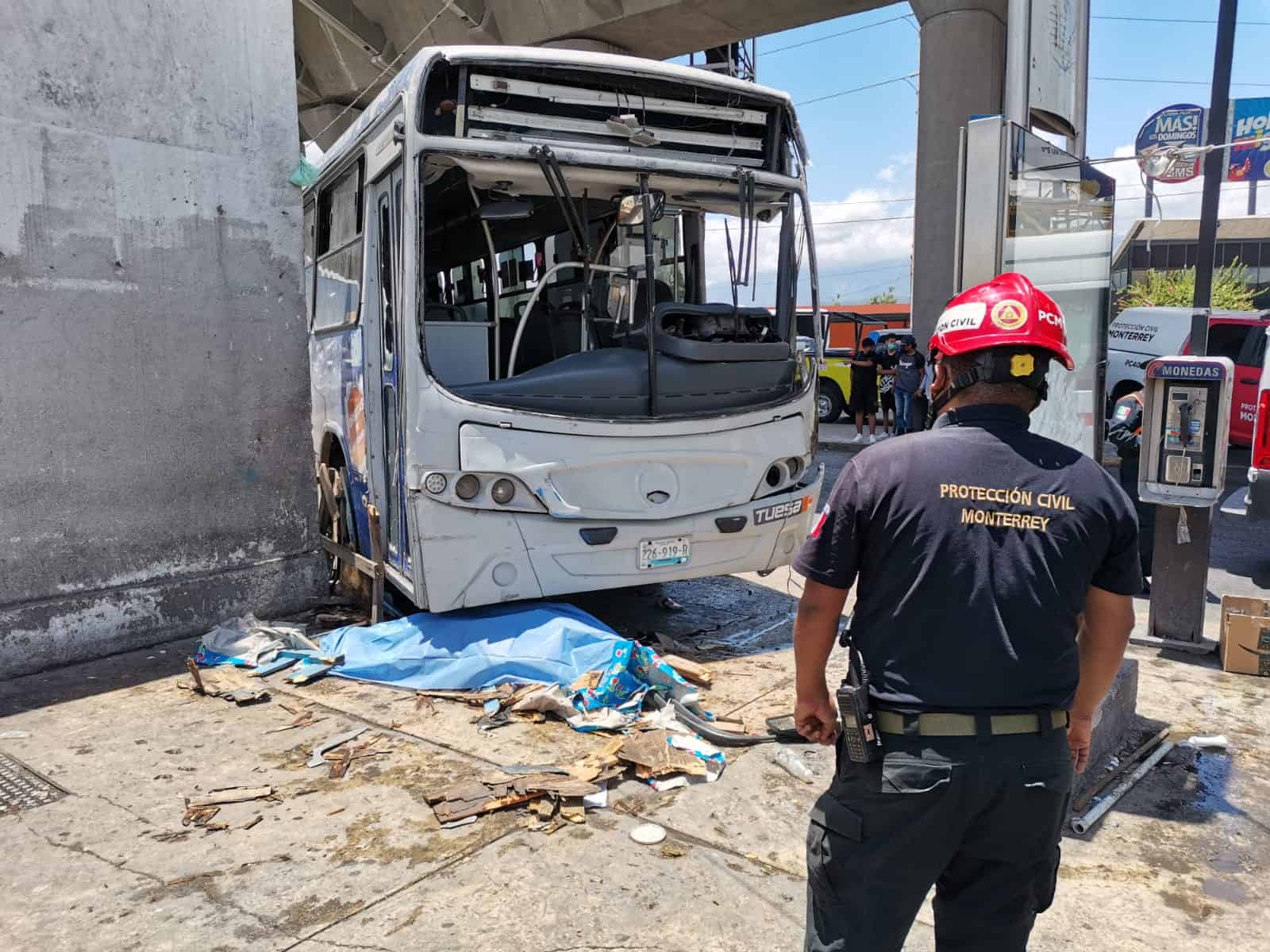 Un transporte de personal dejó a un hombre sin vida tras atropellarlo luego de impactarse contra una columna del metro