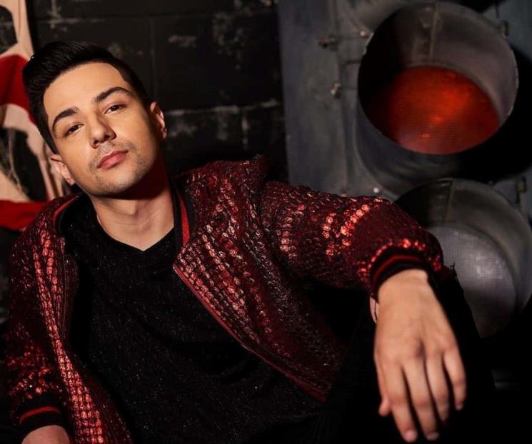 Luis Coronel canta a inmigrantes