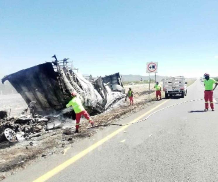 Se incendia tráiler por falla mecánica en Galeana