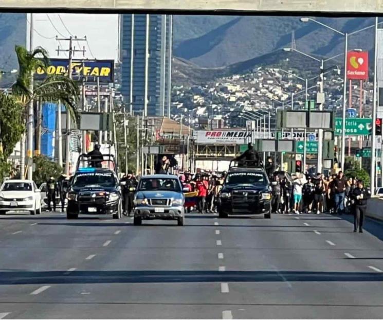 Realizan caravana migrantes rumbo a Coahuila