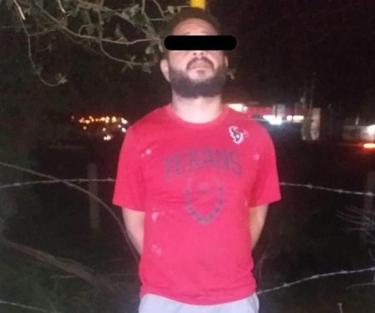 Sale a caminar con arma de fuego y droga