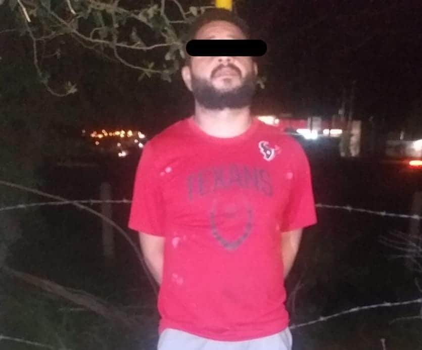 Arrestado cuando caminaba con un arma larga y droga
