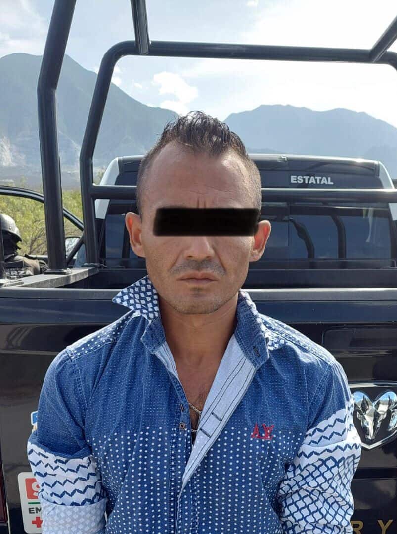 Le decomisaron un revólver abastecido, un machete, un celular, cartuchos y una gorra con la leyenda Sinaloa, México