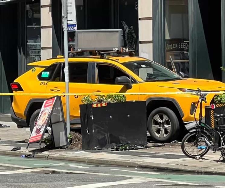 Taxista sube a banqueta en Nueva York y atropella a peatones