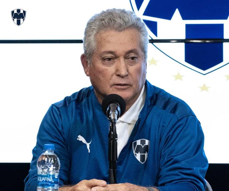 Le mueve Vuce a su 11 para amistoso ante Pumas