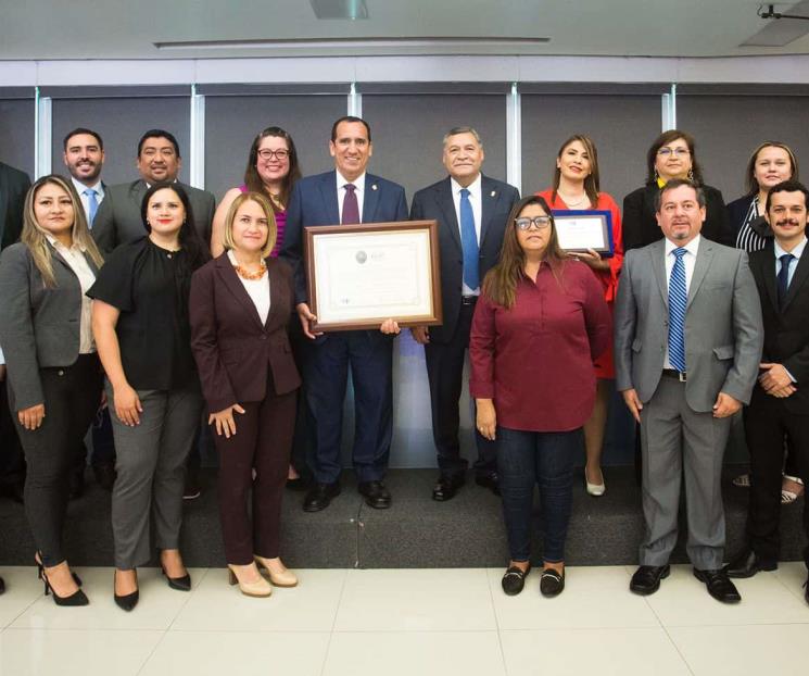 Entregan premios a posgrados de la UANL