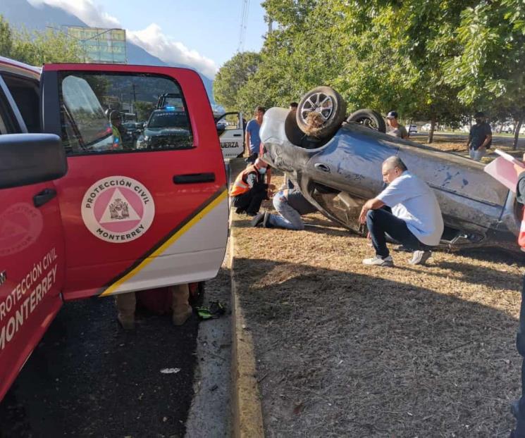 Se registra volcadura en Av. Lázaro Cárdenas
