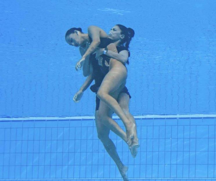 Nadadora se desmaya; entrenadora la rescata