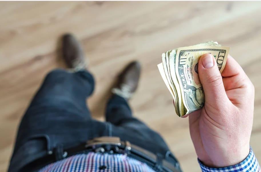 Depositan por error 200 mil dólares a empleado