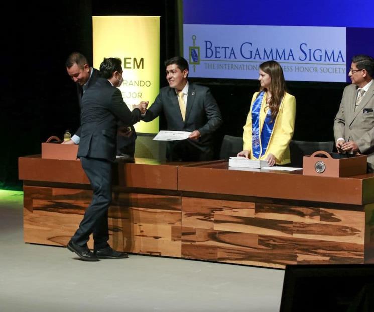 Distinguen a estudiantes como miembros de asociación de AACS