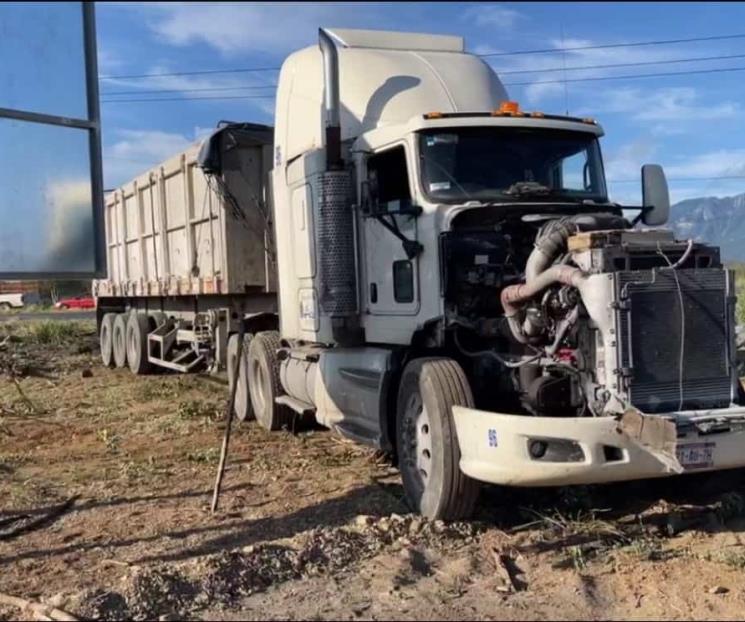 Se estrella tráiler con señalamiento vial en Montemorelos