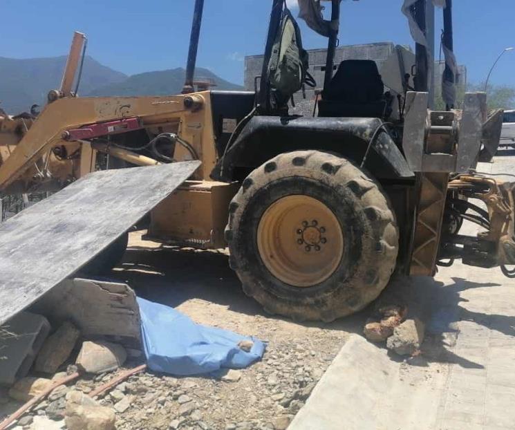 Muere hombre arrollado por retroexcavadora