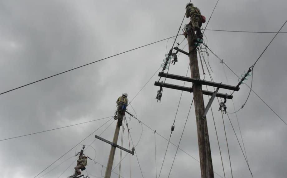 Accidente de trabajador deja sin luz a península de Yucatán