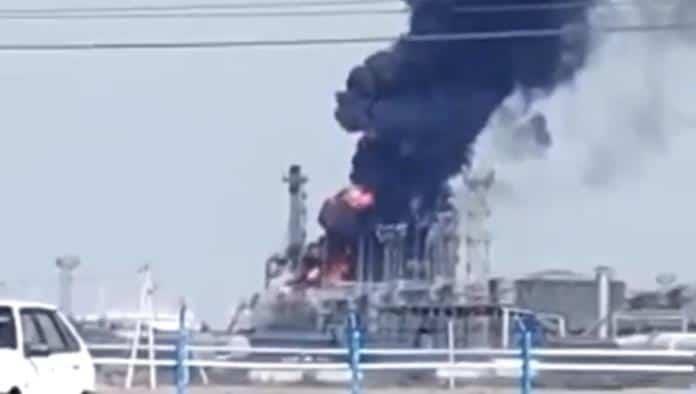 Atacan drones refinería rusa desde Ucrania Atacan drones refinería rusa desde Ucrania