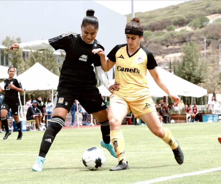 Empatan felinas en debut de Moscato