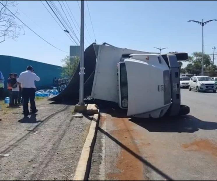 Vuelca tráiler cargado de garrafones de agua en Juárez