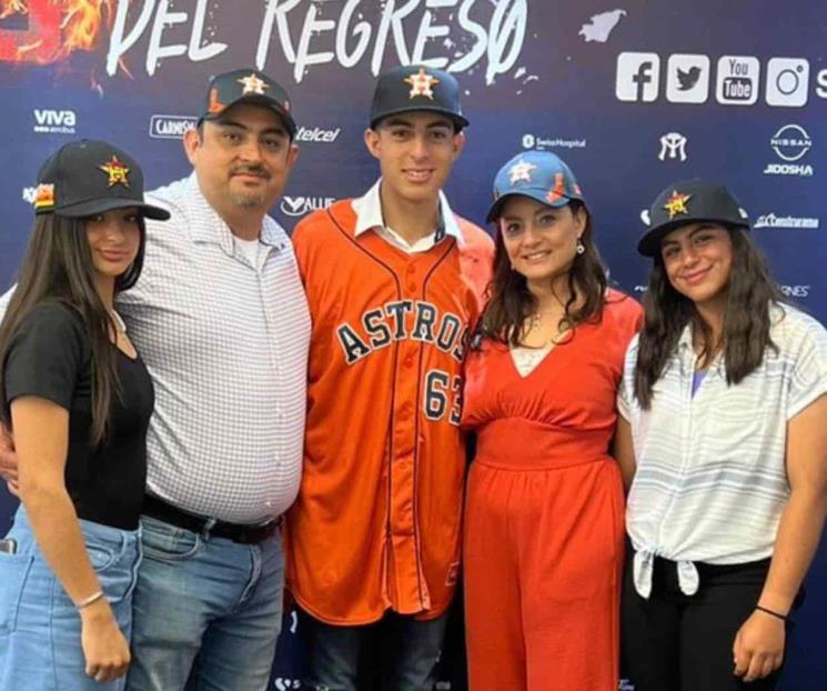 Firma regio con los Astros de Houston
