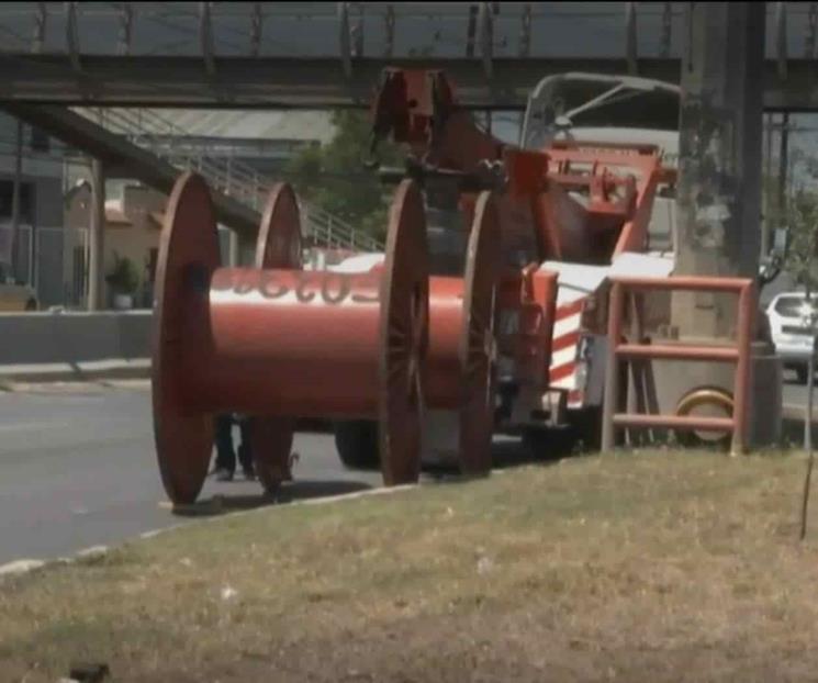 Tira tráiler acero y provoca daños en San Nicolás