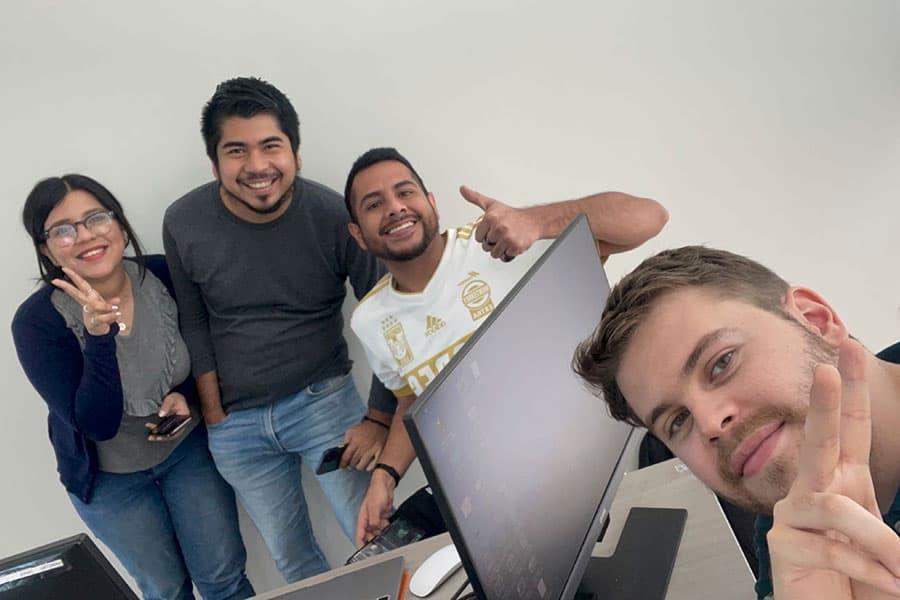 Se adentran al mundo de los negocios