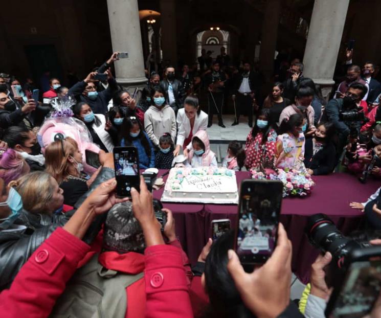 Con mariachis reciben a Sheinbaum por su cumpleaños