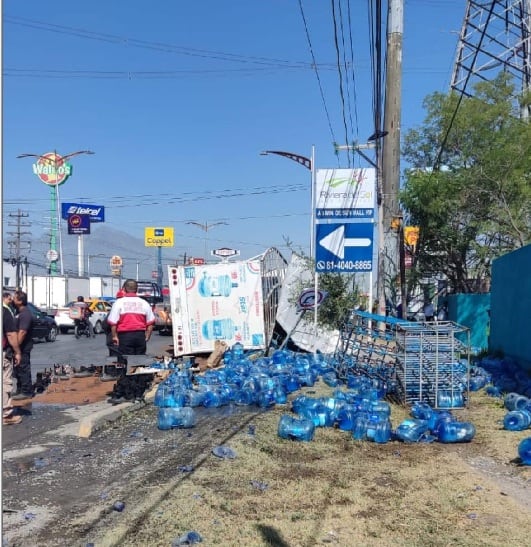 Un camión cargado con botellones de agua purificada, se volcó