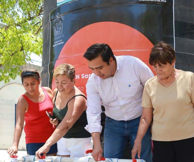 Sigue Jesús Nava entregando tinacos en las zonas necesitadas