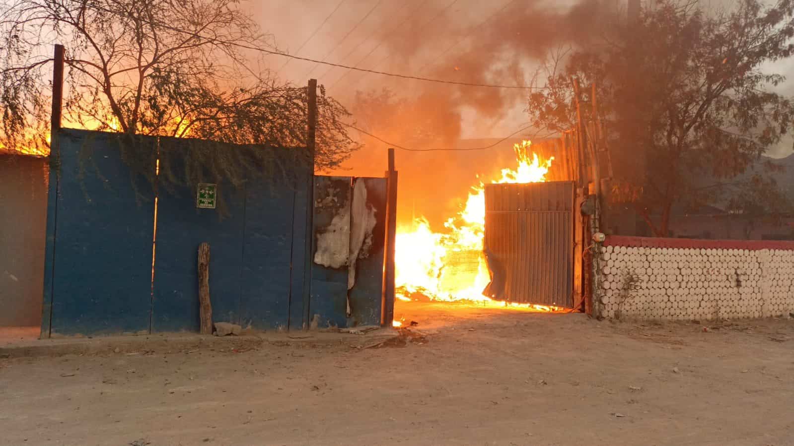 Reportaron el incendio de una empresa cartonera en Escobedo