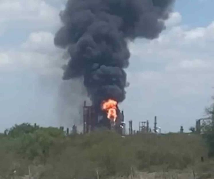 Controlan incendio en Refinería de Cadereyta
