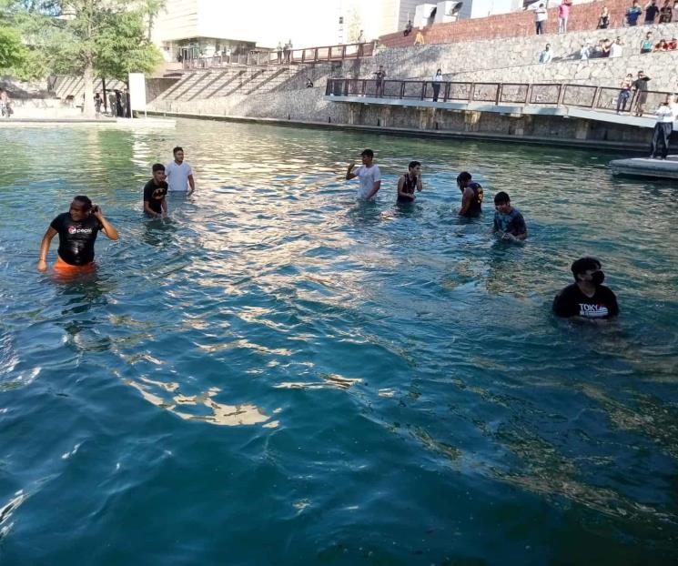 Y se bañan regios en Santa Lucia
