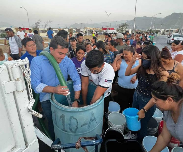 Llevan activistas agua a García Llevan activistas agua a García