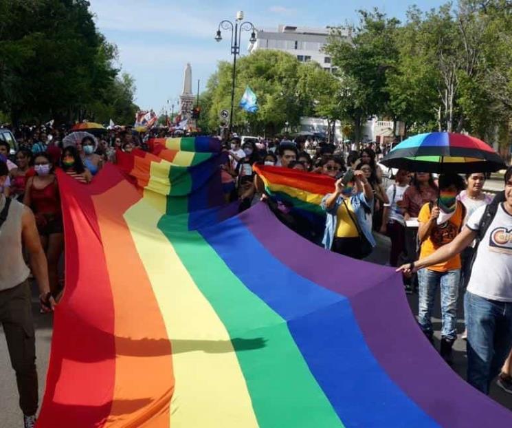 Caricias, besos y afecto; festejan la diversidad