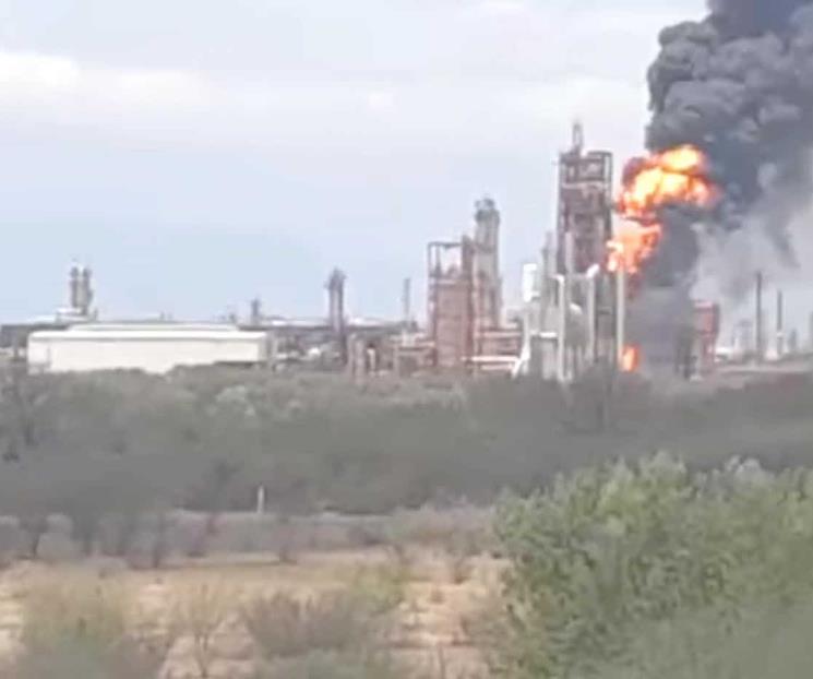 Moviliza incendio en Pemex
