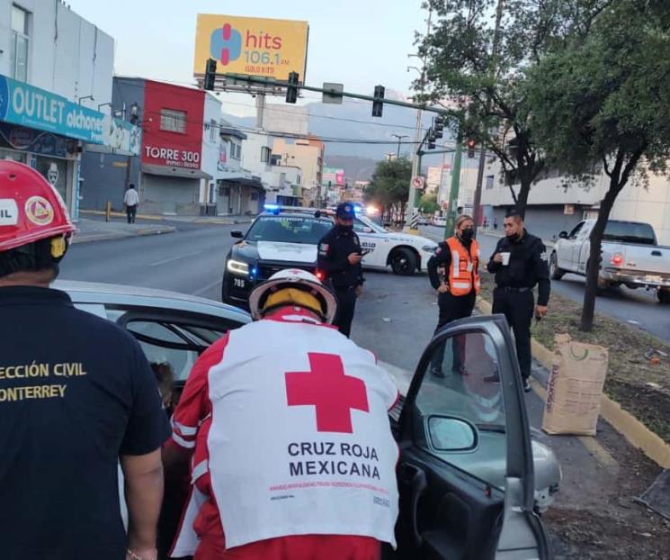 Se estrella contra árbol en Av. Venustiano Carranza