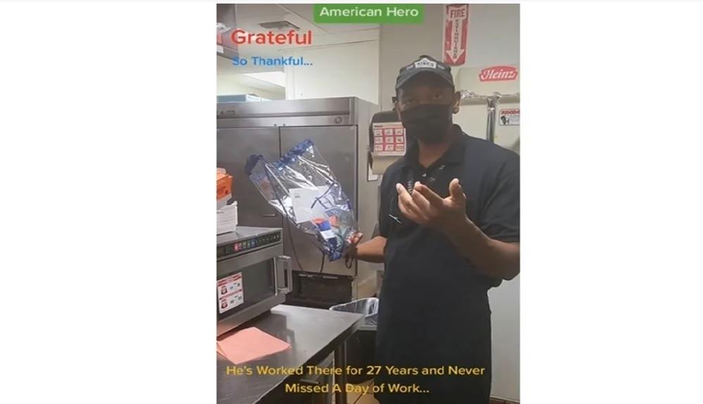 Tras 27 años de trabajo, empleado recompensado con dulces