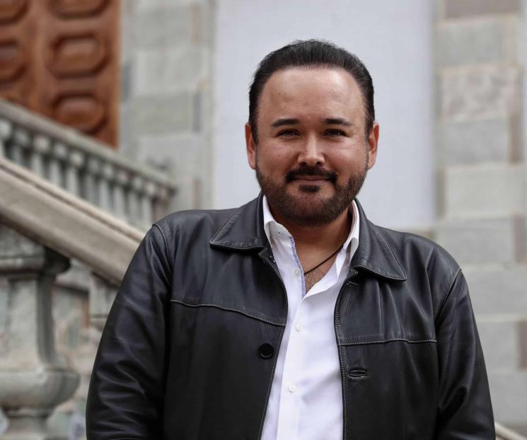 Avanza Javier Camarena otro escalón en su carrera