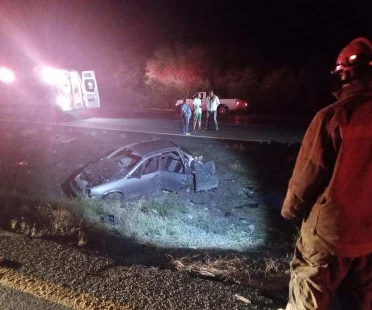 Deja volcadura dos muertos