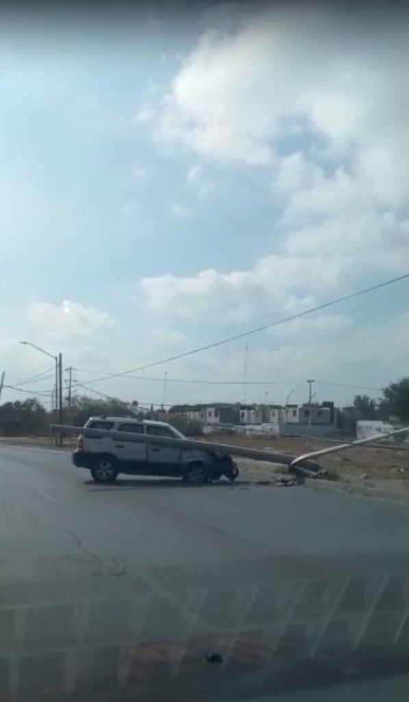 Estrella camioneta contra poste