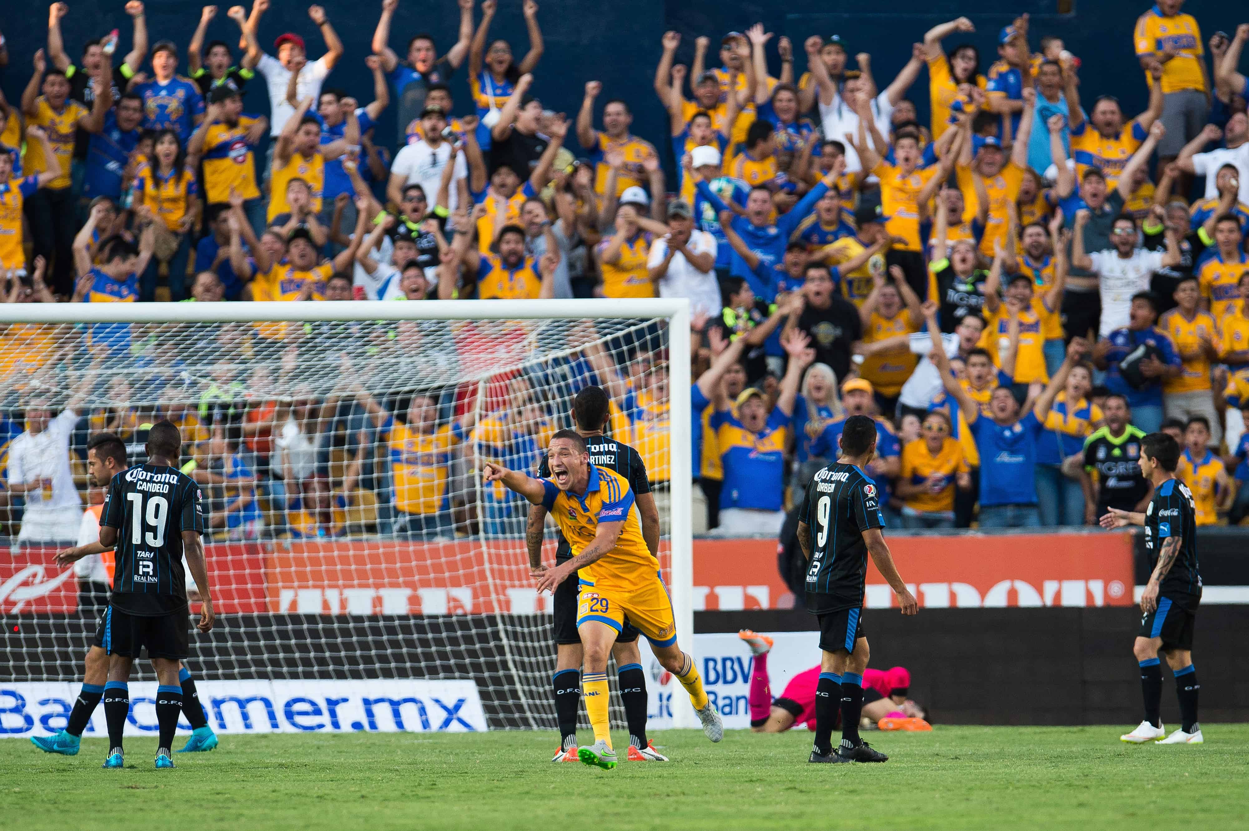 Tigres 5-1 Querétaro - Jornada 7 Apertura 2015 / Jesús Dueñas la prende desde fuera del área para superar a Thiago Volpi.