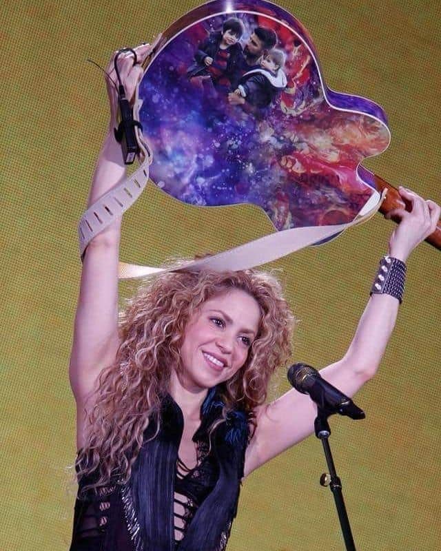 Shakira muestra una foto de su familia durante su gira del 2018: El Dorado World Tour