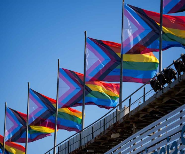 Iza Barça bandera arcoíris en el Camp Nou
